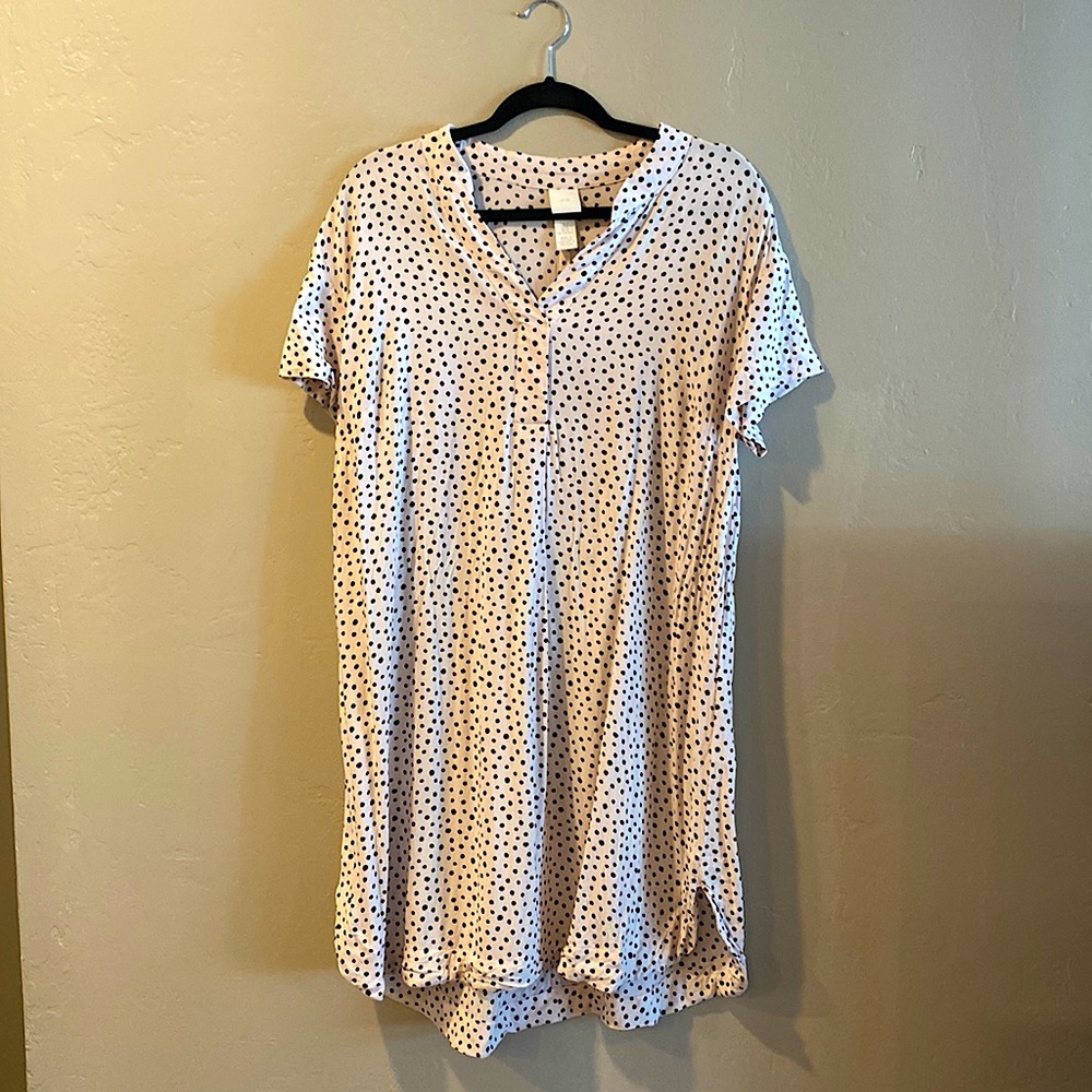 H&M shift dress • worn twice, so used but basically new • size M.